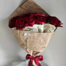 15 роз Эквадор в крафте от интернет-магазина «VeraRosa»