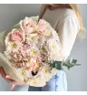 Нежный букет из гортензии, роз и хризантем 